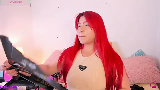 Snapshot of SophieRossi chatting on November 18, 3:32 am SophieRossi online show from November 18, 3:32 am