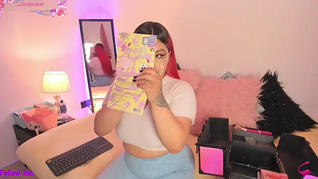 Snapshot of SophieRossi chatting on November 7, 4:17 am SophieRossi online show from November 7, 4:17 am