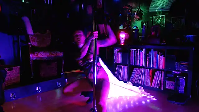 Snapshot of gothstripper chatting on October 3, 11:06 pm gothstripper online show from October 3, 11:06 pm