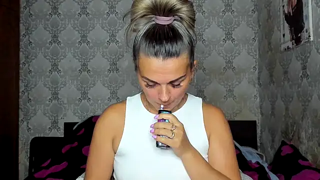 NicoletMoore online show from August 5, 7:08 pm