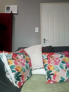 Snapshot of HoneyDropsX chatting on November 13, 3:32 am HoneyDropsX online show from November 13, 3:32 am