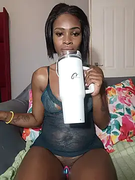 Snapshot of HoneyDropsX chatting on October 29, 4:33 am HoneyDropsX online show from October 29, 4:33 am