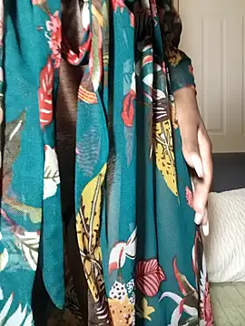 Snapshot of HoneyDropsX chatting on November 11, 3:34 am HoneyDropsX online show from November 11, 3:34 am