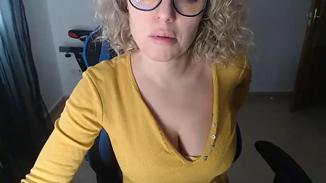 Snapshot of LARACRUZ30 chatting on February 3, 4:01 pm LARACRUZ30 online show from February 3, 4:01 pm