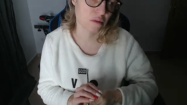 Snapshot of LARACRUZ30 chatting on February 14, 6:46 am LARACRUZ30 online show from February 14, 6:46 am