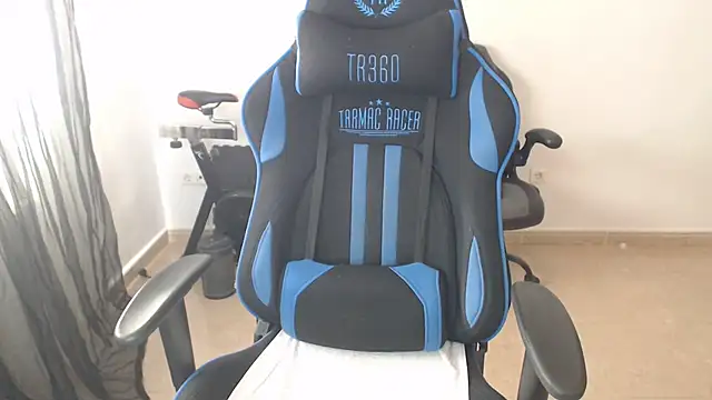 LARACRUZ30 online show from April 5, 6:42 am