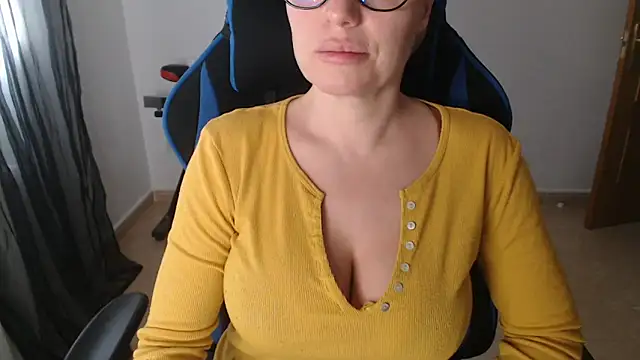 Snapshot of LARACRUZ30 chatting on March 3, 4:47 pm LARACRUZ30 online show from March 3, 4:47 pm