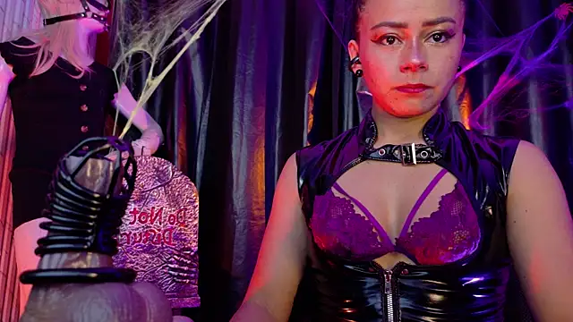 Snapshot of MistressSlut1 chatting on October 17, 11:23 am MistressSlut1 online show from October 17, 11:23 am