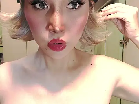 Ezradeliciosa online show from May 3, 2:05 am