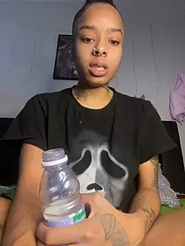 Snapshot of CutieFrmthehood chatting on January 11, 6:23 pm CutieFrmthehood online show from January 11, 6:23 pm