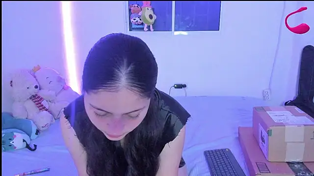 Snapshot of MollyG18 chatting on January 5, 1:45 am MollyG18 online show from January 5, 1:45 am