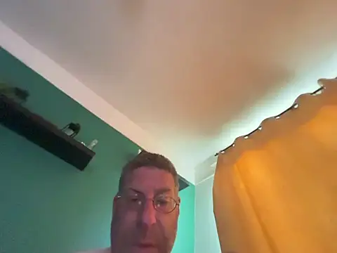 Snapshot of bigboy6880 chatting on June 13, 4:43 am bigboy6880 online show from June 13, 4:43 am