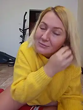 Snapshot of Marushka chatting on December 10, 1:00 pm Marushka online show from December 10, 1:00 pm