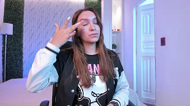 Snapshot of miataylorr1 chatting on December 5, 11:42 am miataylorr1 online show from December 5, 11:42 am