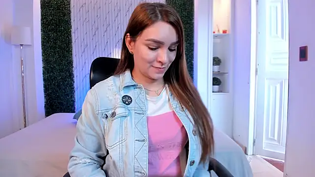 Snapshot of miataylorr1 chatting on October 31, 12:13 pm miataylorr1 online show from October 31, 12:13 pm