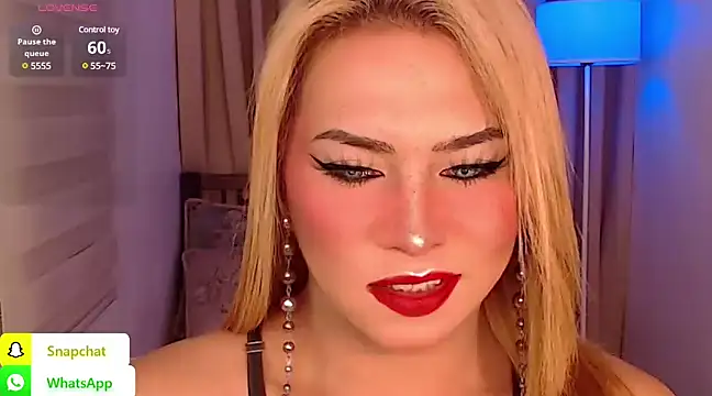 QUEEN GIAMOORE69 online show from December 12, 9:58 pm