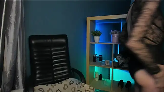 Cristal Connors online show from December 30, 5:55 pm