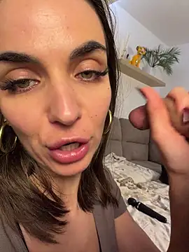 Snapshot of Bad_Giorgia chatting on October 21, 11:37 pm Bad Giorgia online show from October 21, 11:37 pm