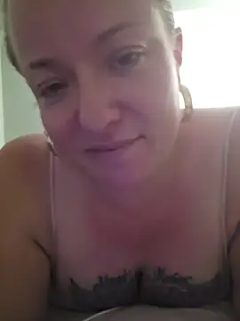 Snapshot of julimonroe chatting on June 30, 2:11 am julimonroe online show from June 30, 2:11 am