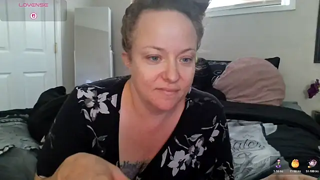 Snapshot of julimonroe chatting on October 19, 4:10 pm julimonroe online show from October 19, 4:10 pm