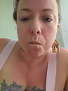 Snapshot of julimonroe chatting on June 19, 4:07 am julimonroe online show from June 19, 4:07 am
