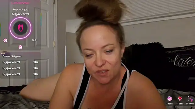 Snapshot of julimonroe chatting on October 1, 2:06 am julimonroe online show from October 1, 2:06 am