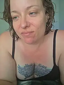 Snapshot of julimonroe chatting on June 6, 1:33 am julimonroe online show from June 6, 1:33 am