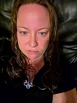 Snapshot of julimonroe chatting on October 20, 11:44 am julimonroe online show from October 20, 11:44 am