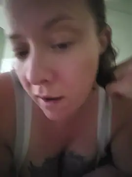 Snapshot of julimonroe chatting on June 27, 2:17 am julimonroe online show from June 27, 2:17 am