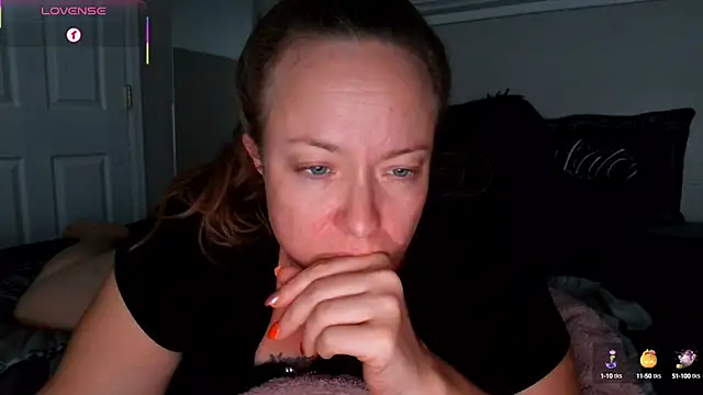 Snapshot of julimonroe chatting on October 8, 3:08 am julimonroe online show from October 8, 3:08 am
