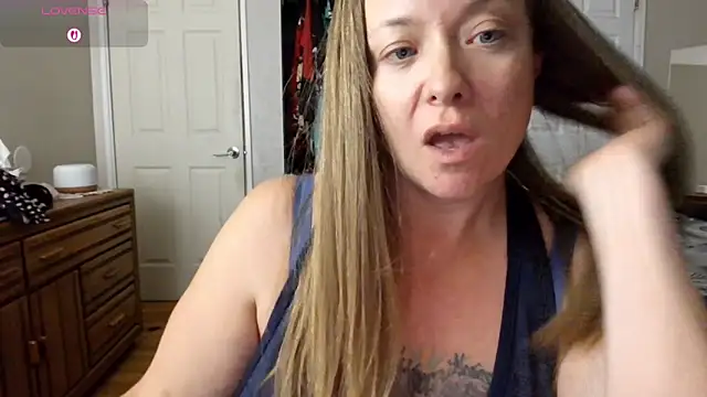 Snapshot of julimonroe chatting on October 4, 4:03 am julimonroe online show from October 4, 4:03 am