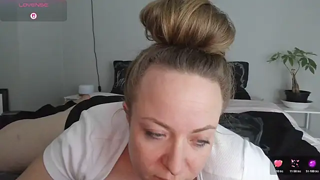 julimonroe online show from April 1, 3:08 am