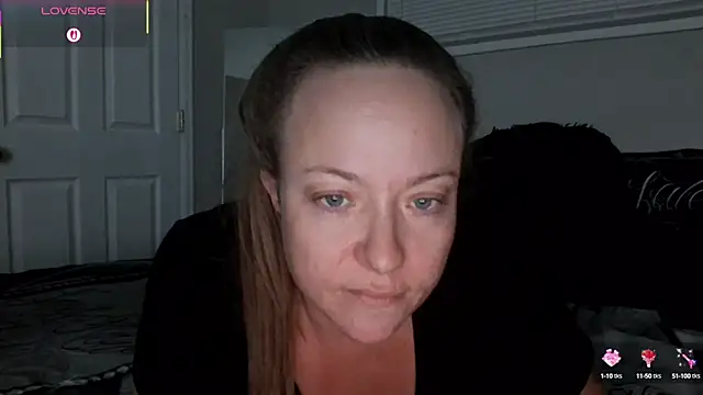 Snapshot of julimonroe chatting on October 5, 2:24 am julimonroe online show from October 5, 2:24 am