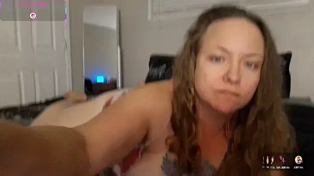 Snapshot of julimonroe chatting on October 19, 1:30 am julimonroe online show from October 19, 1:30 am