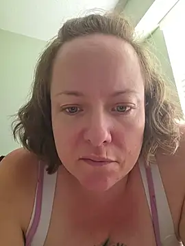 Snapshot of julimonroe chatting on June 28, 3:29 pm julimonroe online show from June 28, 3:29 pm