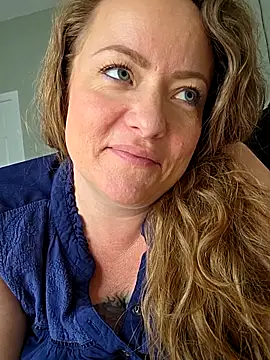 julimonroe online show from April 18, 5:04 pm