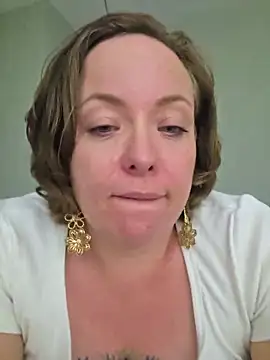 Snapshot of julimonroe chatting on June 21, 3:23 am julimonroe online show from June 21, 3:23 am