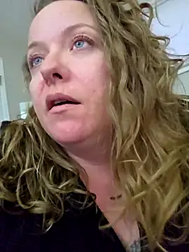 Snapshot of julimonroe chatting on March 12, 1:03 am julimonroe online show from March 12, 1:03 am
