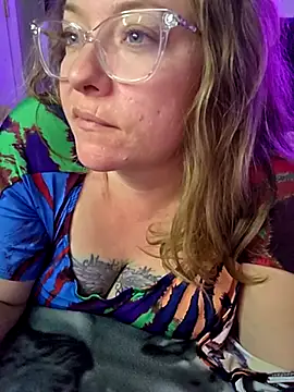 Snapshot of julimonroe chatting on March 10, 2:06 am julimonroe online show from March 10, 2:06 am