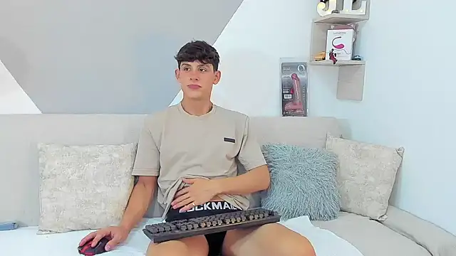 Snapshot of logan_thomas chatting on January 26, 7:21 am logan thomas online show from January 26, 7:21 am