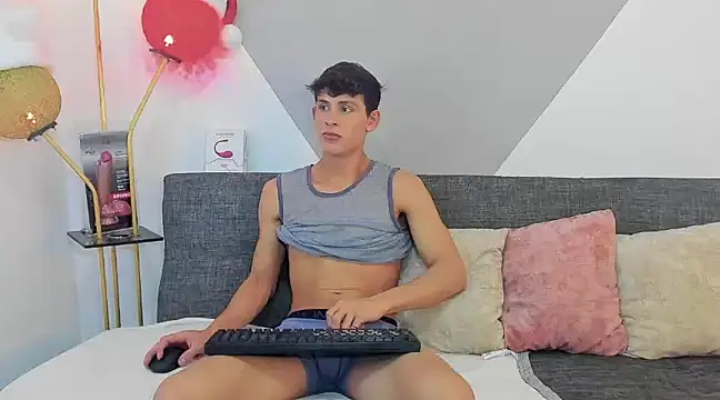 Snapshot of logan_thomas chatting on December 21, 7:56 am logan thomas online show from December 21, 7:56 am