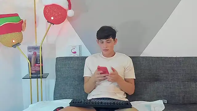 Snapshot of logan_thomas chatting on December 29, 9:28 am logan thomas online show from December 29, 9:28 am