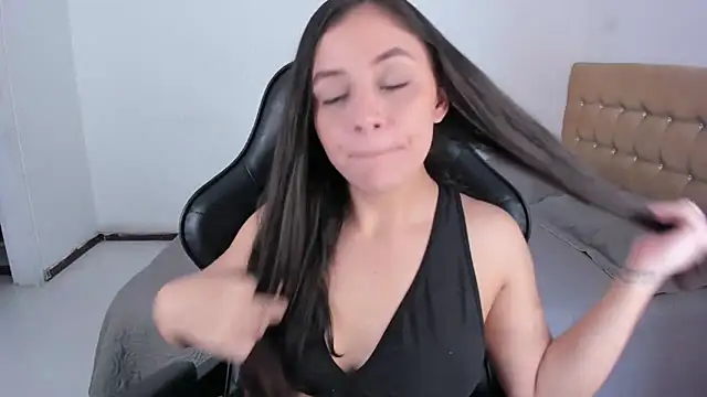 EmmaGrace1999 online show from April 10, 7:32 pm