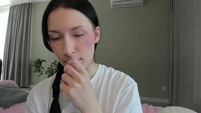 Snapshot of JenniferQueen11 chatting on September 20, 6:18 am JenniferQueen11 online show from September 20, 6:18 am