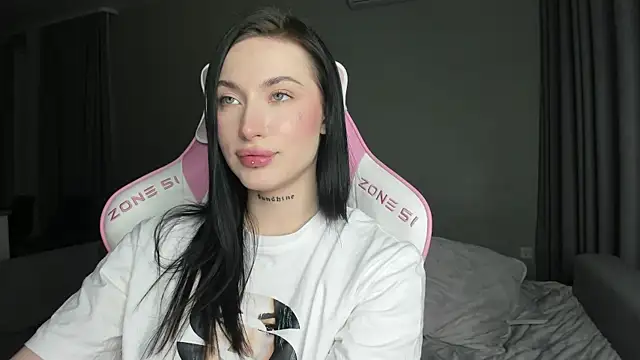 Snapshot of JenniferQueen11 chatting on March 16, 1:38 pm JenniferQueen11 online show from March 16, 1:38 pm