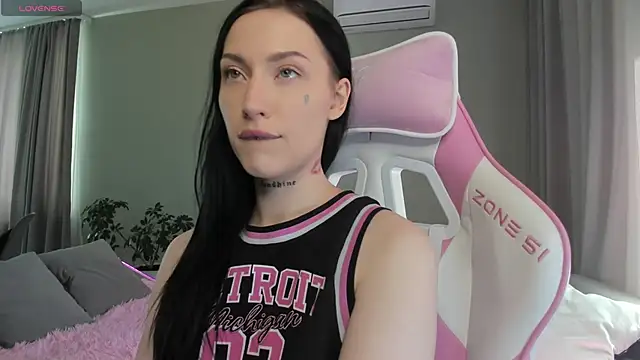 Snapshot of JenniferQueen11 chatting on September 30, 7:47 am JenniferQueen11 online show from September 30, 7:47 am