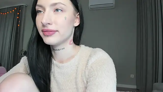 Snapshot of JenniferQueen11 chatting on October 28, 7:46 pm JenniferQueen11 online show from October 28, 7:46 pm