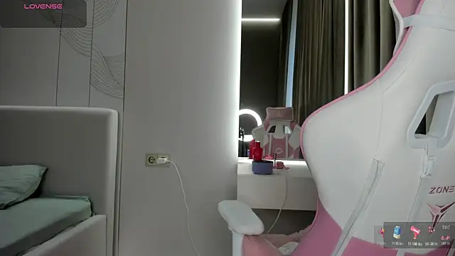 JenniferQueen11 online show from May 17, 1:11 pm