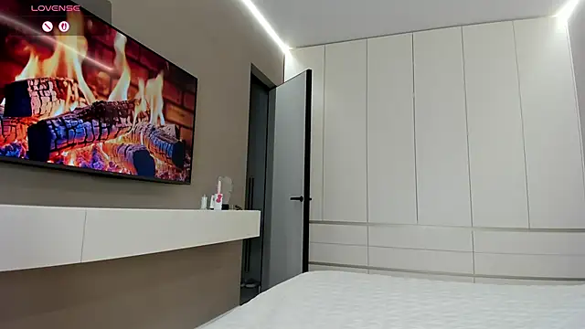 JenniferQueen11 online show from April 12, 9:23 am