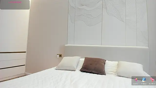 JenniferQueen11 online show from March 15, 9:05 am